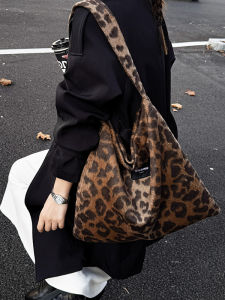 Laziness Style Leopard Print Plush Tote Bag Womens Commuter Bag Large Capacity Single Shoulder Fur Bag Casual Simple Style