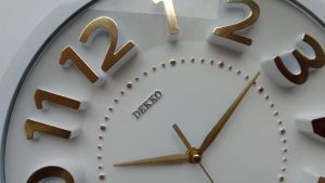 Jam Dinding Besar Mewah Kamar Ruang Tamu Kantor Angka Timbul Putih Emas White Gold Diameter 32cm Dekko 1212