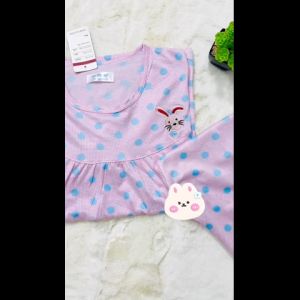 ฝันดี82# จัดส่งจากประเทศไทย! ผ้าไหมนมแขนสั้นและกางกางเกงขายาวชุดนอน ทรงหลวมพอดีตัวชุดกระชุดนอนโปรงดอกไม้เล็ก ๆ เรียบง่ายและสะดวกสบายชุดนอนสตรี