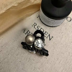 Fashionable Pearl Hair Clip Womens Cute Versatile Bangs Side Clip Elegant Simple Hair Accessory Shark Clamp Hair Gripper