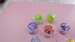 Đồ chơi con quay Yoyo có gắn đèn Led phát sáng cùng nhiều màu sắc giúp bé tha hồ chơi đùa cùng bạn bè và người thân