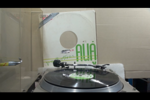 1 แผ่นเสียง 12นิ้ว r71 คนคู่ ขนมปังสังขยา แผ่นVG+ ริ้วรอยบาง เสียงรบกวนนิดหน่อยไม่มีรอยลึก แผ่นล้างสะอาดแล้ว ปกVG+มีตำหนิขอบนิดหน่อย ขอบไม่ขาด สันทะลุ