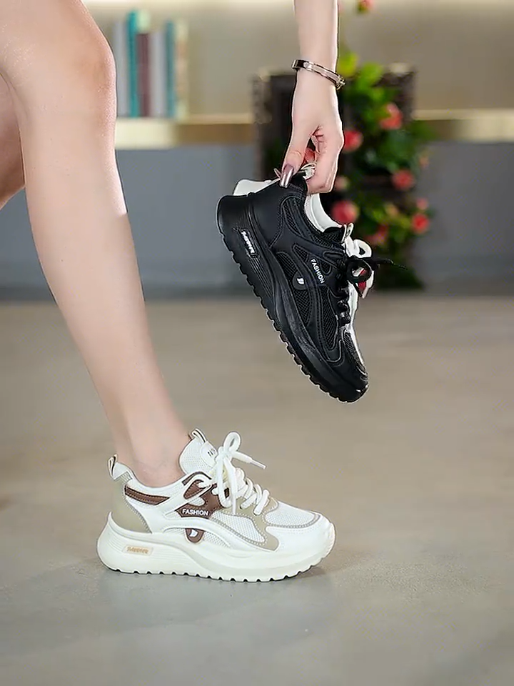 SWIFT 2025 เทรนด์แฟชั่นหนังสีดํา พื้นรองเท้าหนา รองเท้ากีฬาผู้ชายและผู้หญิง น้ําหนักเบา สวมใส่สบาย ลําลองทุกวัน