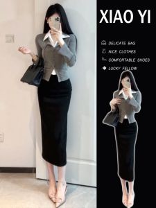 ชุดเสื้อเชิ้ตคาร์ดิแกนสั้นทรงเข้ารูปเอวสูง ชุดกระโปรงสั้นสองชิ้นสำหรับผู้หญิง ชุดแฟชั่นฤดูใบไม้ผลิ 2025 ผ้าโพลีเอสเตอร์ แขนยาว คอโปโล กระดุม