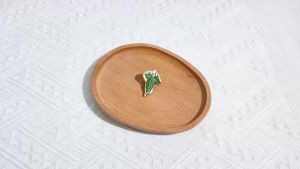 Bandai | Elven Leaf Brooch Enamel Pin - Decorative Lapel Accessory for Backpacks Ideal Gift for Friends Inspired by Leaves of Lórien