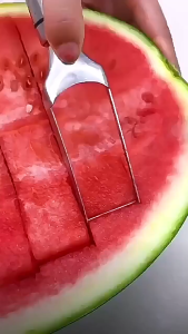 (ซื้อ 1แถม1) มีดหั่นแตงโม แบบมีส้อมในตัว ส้อมสแตนเลส 2in1 ส้อมพร้อมมีด ใช้งานได้2ฝั่ง ส้อมอเนกประสงค์