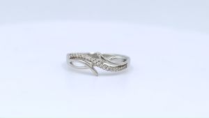 Lucky Gems แหวนเงินแท้ 925 เพชร CZ ชุบโรเดียม แหวนคลื่นๆ อินฟิ พริ้ว เฉียง  LKM523