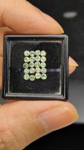 พลอยเขียวส่องจันทบุรี (Green Sapphire) น้ำหนัก 1.80 กะรัต ขนาด 2 มิล จำนวน 20 เม็ด พลอยแท้จากบ่อจันทบุรี