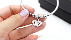 555jewelry กำไลข้อมือสแตนเลส สตีล สวยๆสำหรับผู้หญิง ห้อยด้วยจี้รูปหัวใจ ประดับด้วยเพชร CZ ดีไซน์สวย รุ่น MNC-BG530