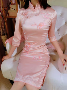 ชุดกี่เพ้าไหมสีแดง ชุดราตรีสไตล์จีนใหม่ แขนสั้น กระโปรงทรงเอ เดรสยาวปานกลาง ชุดกี่เพ้าผู้หญิง