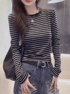 เสื้อยืดคอกลมแขนยาวทรงหลวมสำหรับผู้หญิง ทรงหลวม ทรงปกติ ลายทาง สีดำและสีเทา ทรงหลวม ทรงปกติ ทรงหลวม ทรงปกติ