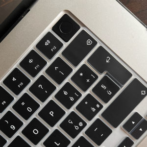 สําหรับ MacBook Pro 14 & 16/Air 13 และ 15 นิ้วอิตาเลี่ยนรูปแบบแป้นพิมพ์ซิลิโคนสีดําใช้งานร่วมกับ M1/ m2/M3/M4 ชิป 2025 ภาษาอิตาเลี่ยน