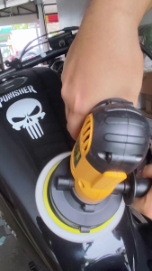 🎉DEWALT เครื่องขัดเงาไฟฟ้า 5 นิ้ว  700 W รุ่น 9909 ปรับความเร็วได้ ด้ามจับเสริมยาง จับกระชับ ถนัดมือ ความเร็วรอบ 3700 r/min (AAA) ✨🎉 อุปกรณ์พร้อมใช้งาน🛠✨ NTS