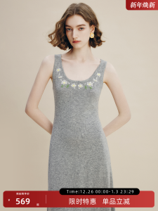 French Style Knitted Woolen Dress with Embroidered Daisy U-Neck Slimming Long Skirt for Women Autumn New Arrival Elegant Commute