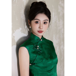 New Chinese Style Green Embossed Elegant Everyday and Performance Cheongsam