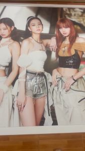 Tranh decal dán tường thần tượng BlackPink trang trí phòng đẹp nhất (Keo sẵn bóc dán)