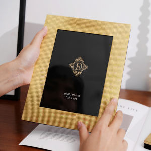 รูปภาพขนาด 6 นิ้วและ 7 นิ้ว ชั้นวางรูปโลหะสุดหรูสไตล์เรียบง่ายแบบสมัยใหม่สำหรับตกแต่งห้องนอน ห้องทำงาน ห้องนั่งเล่น