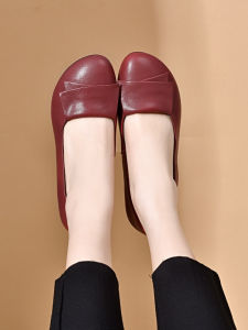 รองเท้าส้นเตี้ยหนังวัวทรงหัวมนสำหรับผู้หญิง รองเท้าลำลอง ส้นเตี้ย สีแดงเข้ม รองเท้าสวมหนังนิ่ม กันลื่น รองเท้าคุณย่า รองเท้าแฟชั่นฤดูใบไม้ผลิ