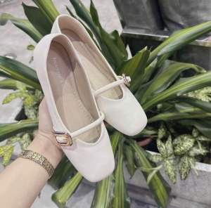 Giày bên đế mềm mũi vuông cổ V chất da sáp mẫu mới