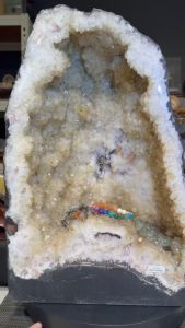 citrine crystalgeode crystal cave五行“金” 💯爆花钛晶黄晶洞👍 90%钛晶共生加持💰💰 美丽爆花晶体 洞口宽又深 手串消磁👍 边部底部带着玛瑙眼  (如定制实木底座只需另加RM60)   高H: 50.5cm  宽: 34.5x22.5cm  洞深Hole: 14.5cm  重Weight: 44.2kg  ✅  #绝对天然水晶💯 #新山门市工厂🏭 #邮寄或上门自取 #johorbahru #crystal #爆花黄晶洞