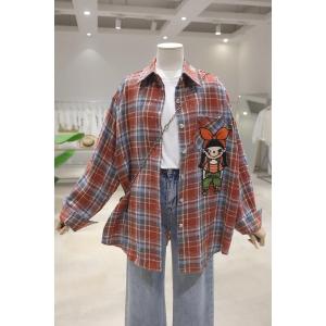 เสื้อเชิ้ตผู้หญิงแขนยาวทรงหลวมสไตล์ลำลองลายสก็อตปักลายการ์ตูนน่ารักสำหรับฤดูใบไม้ร่วงปี 2024 เสื้อเชิ้ตผู้หญิงคอปกแขนยาวทรงหลวม