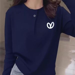 เสื้อยืดคอกลมแขนยาวหลวมๆ สีน้ำเงินสำหรับผู้หญิง ดีไซน์สีฟ้าอินส์ พิมพ์ลายหัวใจ เสื้อผ้าทำงานสไตล์เกาหลี