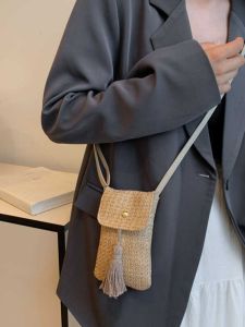 2024 ฤดูร้อน ใหม่ สไตล์เกาหลี ฟาง การทอ กระเป๋าโทรศัพท์สะพายข้างการถ่ายภาพชายหาด ผู้หญิง กระเป๋า นุ่ม กระเป๋าถือสีบริสุทธิ์ ดีไซน์