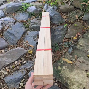 ไม้ยางพาราแผ่น ไม้ระแนง ซี่ระแนง เนื้อไม้เต็ม ไสเรียบ ขนาด กว้าง4ซม. ยาว100ซม. หนา1.2ซม. รีดไส4ด้าน มัดละ10แผ่น สำหรับงานDIY ขัดให้เรียบร้อย