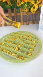 จัดส่งภายใน 24 ชั่วโมง ถาดน้ำแข็ง ที่ทำน้ำแข็ง ถาด ที่ทำน้ำแข็ง ถาดทำน้ำแข็ง Ice cube tray แม่พิมพ์ทำน้ำแข็ง 64 ช่อง แถม