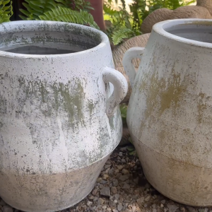 กระถางดินเผาก้นเหลี่ยม มีหู 3 หู ขนาด 28 x 31 cm.