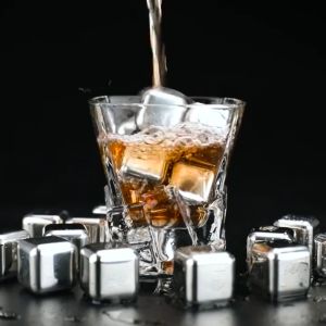 น้ำแข็งสแตนเลส แถมกล่องเก็บและที่คีบน้ำแข็ง สามารใช้ซ้ำได้ ผลิตจากสแตนเลสอย่างดี ไม่เป็นสนิม ช่วยรักษารสชาติเครื่องดื่ม