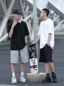 Kaos Putih & Hitam Oversize: Baju Distro Fashion Kaos Streetwear Cowok