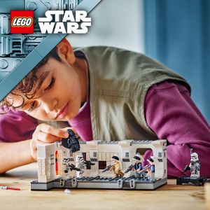 LEGO Star Wars 75387 Boarding the Tantive IV (502 Pieces) Star Wars Toys (8 Tahun+)