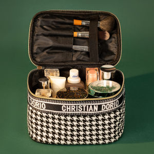 Large Capacity Portable Women's Makeup Bag: A Travel Toiletry Organizer