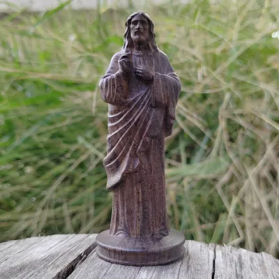 3.8 Inch Hand-Carved Wooden Jesus Statue Ornament Artistic Style Suitable for Creative Desktop Decorations Party Decorations Mens Gifts Christmas Decorations Fireplace New Year Gifts Study Room