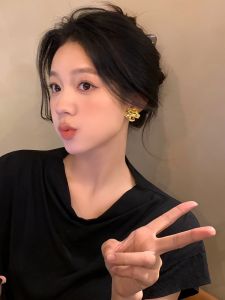 ต่างหูรูปดอกไม้สีทองหรูหราสำหรับผู้หญิง ดีไซน์เรียบง่าย สไตล์วินเทจ ดีไซน์ที่ไม่ซ้ำใคร เครื่องประดับหูที่สร้างสรรค์