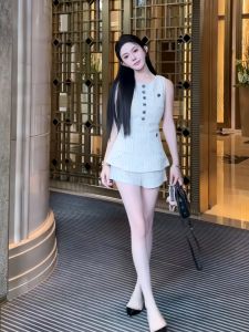 ชุดสองชิ้นผู้หญิงสไตล์สตรีท ทรงเข้ารูป แขนกุด เอวสูง กระโปรงสั้น สไตล์น้ำหอม ฤดูร้อน 2024 ผ้าฝ้าย คอกลม กระดุม