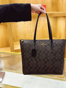 Fashionable Large Capacity Womens Tote Bag Underarm Bag Casual Retro Handbag Versatile Durable Polyester Lining Soft PU Leather