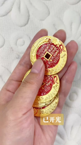 已开光 招财 随身携带 天降横财连连山鬼花钱招运进财铜合金钥匙扣挂件 Carry A Copper Alloy Keychain Pendant with You To Attract Wealth. Unexpected Wealth Keeps Coming From The Sky. Mountain Ghosts Spend Money To Bring in Good Fortune