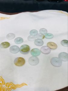 🇲🇾random pick 👇🏻ping an pendant 平安健康💯天然翡翠玉平安扣 随机发📌  平均直径: 2.5cm  大约重: 7-9g