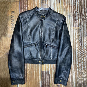 เสื้อแจ็คเก็ตหนังสั้นสไตล์มอเตอร์ไซค์สำหรับผู้หญิง 2024 ดีไซน์ใหม่ เสื้อแจ็คเก็ตแบบมีฮู้ดทรงเข้ารูป เสื้อคลุมกันหนาวสุดเท่