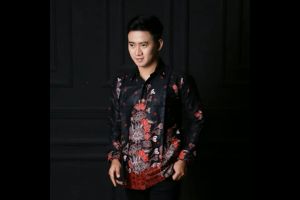 Batik Couple Pasangan Keluarga Ayah Ibu Anak Laki Suami Istri Sepasang Modern Mewah Sakura Merah