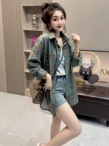 เสื้อเชิ้ตผู้หญิงสีน้ำเงินลายสก็อตสไตล์ย้อนยุคบางหลวมๆ สำหรับฤดูร้อน เสื้อคลุมคาร์ดิแกนแบบเปิด ป้องกันแสงแดด เสื้อผ้าทำงานสไตล์ย้อนยุค