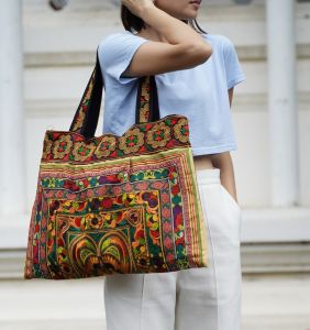 กระเป๋าสะพายข้าง ผ้าปัก มีซิป กระเป๋าม้ง