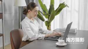 KIDO Shoulder and Neck Massager Electric Neck Massager Clamp Kneading Massage Machine Relieves Fatigue for Home Use