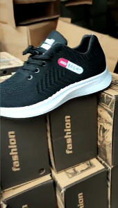 รองเท้าผ้าใบ ผช รองเท้ากีฬาฤดูร้อนสำหรับผู้ชาย ตาข่ายบินทอ พื้นนุ่ม รองเท้าลำลอง ระบายอากาศได้ดี น้ำหนักเบา รองเท้าผู้ชายรุ่นใหม่