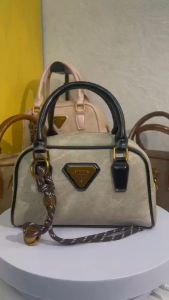 Premium Feeling Niche Design Bags Womens Autumn and Winter Vintage Crossbody Bags Murad Tote Bowling Bags