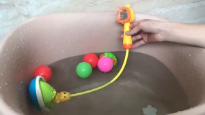【FAST DELIVERY】Electric Duck Shape Baby Shower Relaxing Water Surf Kids Sprinkler Duck Toy Bath Toys Bathtub Sprinkler Set Baby Love Bathing