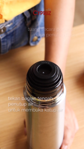 Cypruz Botol Air Stainless + Tas Tahan 24 Jam Lliter - Ukuran 1 Liter Stainless Steel Anti Karat dengan Tas dan Tutup, Dapat Menjaga Suhu Panas hingga 24 Jam dan Dingin hingga 36 Jam - Mudah Dibawa dan Dibersihkan (Original CYPRUZ Indonesia)