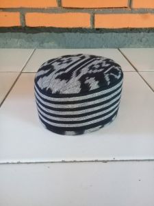 Peci Tenun motif lurik